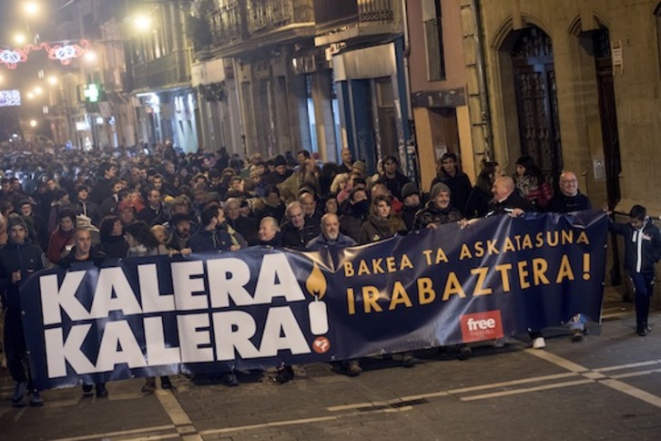 Manifestación por los presos en Iruñea, en el marco de la iniciativa Kalera Kalera!. (Iñigo URIZ/ARGAZKI PRESS)