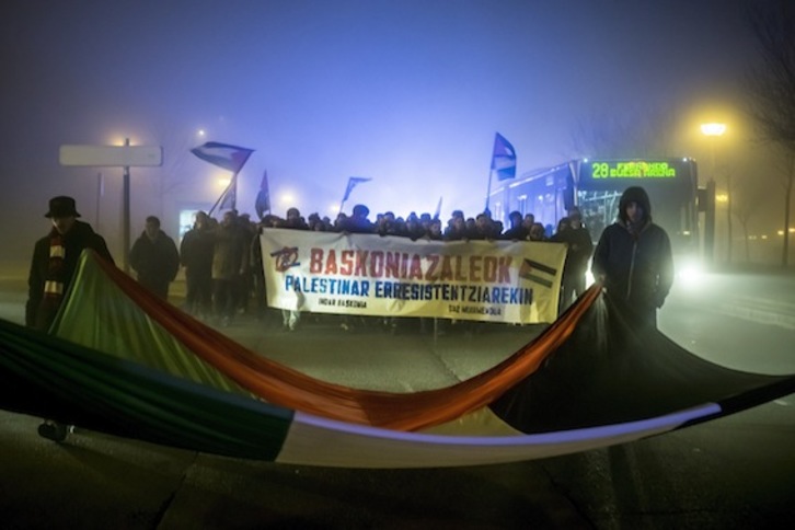 Palestinaren aldeko kalejira Gasteizen, Maccabiren bisitaren harira. (Jaizki FONTANEDA/ARGAZKI PRESS)