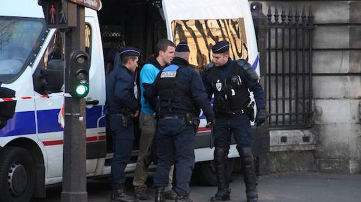 Aitor Servier Aitzinako kidea Pariseko ekimenean. ©Aitzina