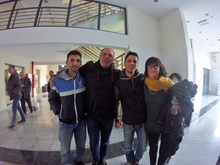 Mikel Zuluaga eta Begoña Huarte, epailearen aurretik pasa ondoren. (@Hibai_)