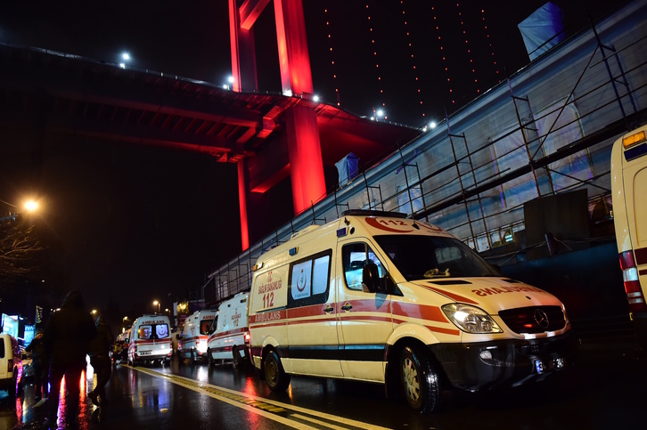 Ambulancias trasladadas para asistir a los heridos. (AFP)