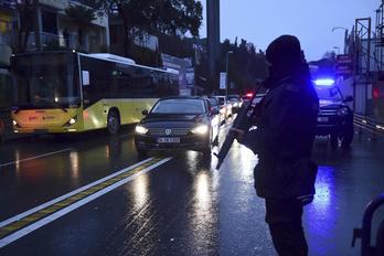 Ambulancias trasladadas para asistir a los heridos. (AFP)