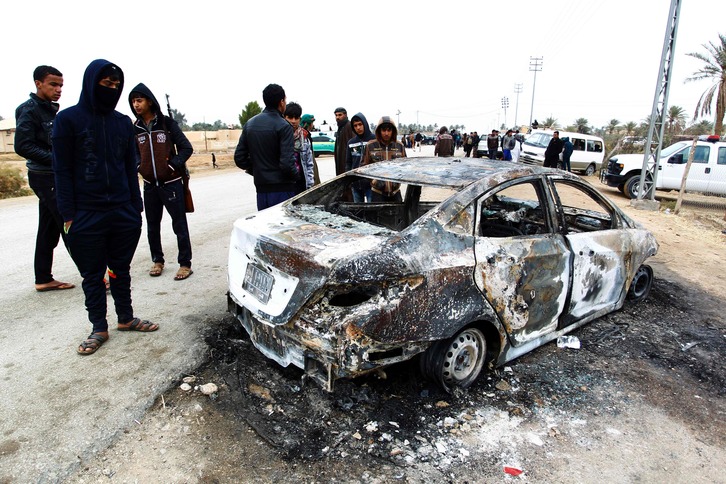 Jihadistek bidaiatzen zihoazen autoa leherrarazi dute. (Haidar HAMDANI/AFP)