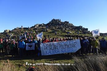 Imagen de los participantes de la marcha al Adarra. (Jon URBE/ARGAZKI PRESS)