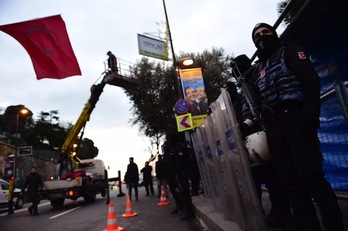 Policías desplegados frente a la discoteca en la que tuvo lugar el ataque. (Yasin AKGUL/AFP)