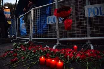 Flores y velas en el exterior de la discoteca Reina en memoria de las víctimas del ataque. (Yasin AKGUL/AFP)