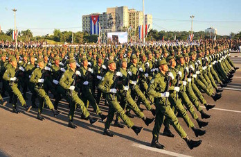 El desfile militar, en la plaza de la Revolución de La Habana. (YAMIL LAGE / AFP)