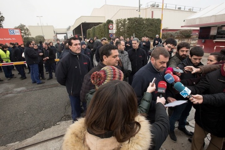 Concentración de trabajadores de ZF-TRW ante la planta de Landaben durante las movilizaciones contra el ERE. (Iñigo URIZ/ARGAZKI PRESS)