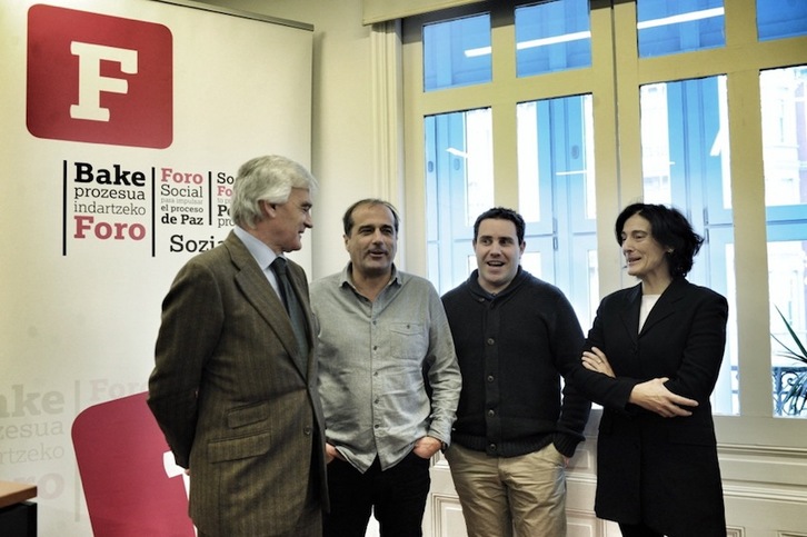 Nazario Oleaga, Agus Hernan, Peio Dufau y Nekane Alzelai han presentado el IV Foro Social. (ARGAZKI PRESS)