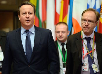 Ivan Rogers (derecha) junto al ex primer ministro David Cameron. (THIERRY CHARLIER / AFP)