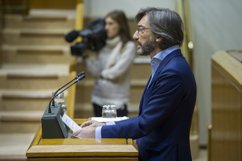 Iñaki Oyarzabal, en una intervención en el Parlamento de Gasteiz. (Juanan RUIZ / ARGAZKI PRESS)