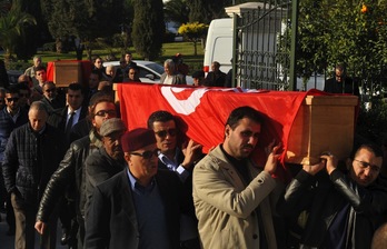 Funeral de las víctimas del ataque de Estambul. (Sofienne HAMDAOUI / AFP)