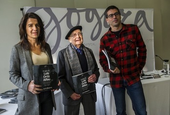 Luis Ortiz Alfau, flanqueado por Aintzane Ezenarro y Ander Izagirre, en la presentación del libro. (Marisol RAMÍREZ/ARGAZKI PRESS)