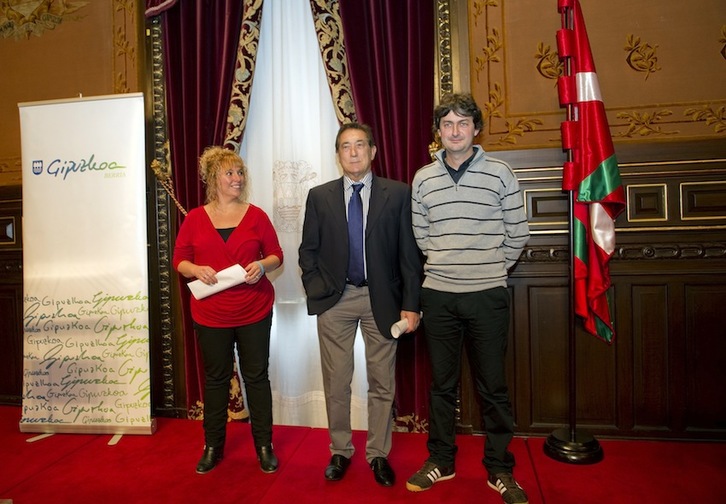 Ainhoa Intxaurrandieta, Carmelo Aguas (de la UTE adjudicataria) e Iñaki Errazkin, cuando anunciaron la rescisión del contrato. (Juan Carlos RUIZ/ARGAZKI PRESS)