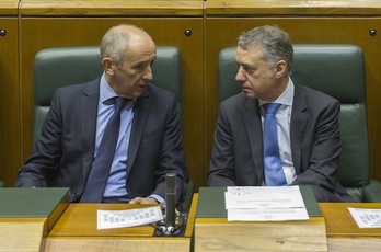 Josu Erkoreka e Iñigo Urkullu se miran durante un pleno en el Parlamento de Gasteiz. (Juanan RUIZ/ARGAZKI PRESS)