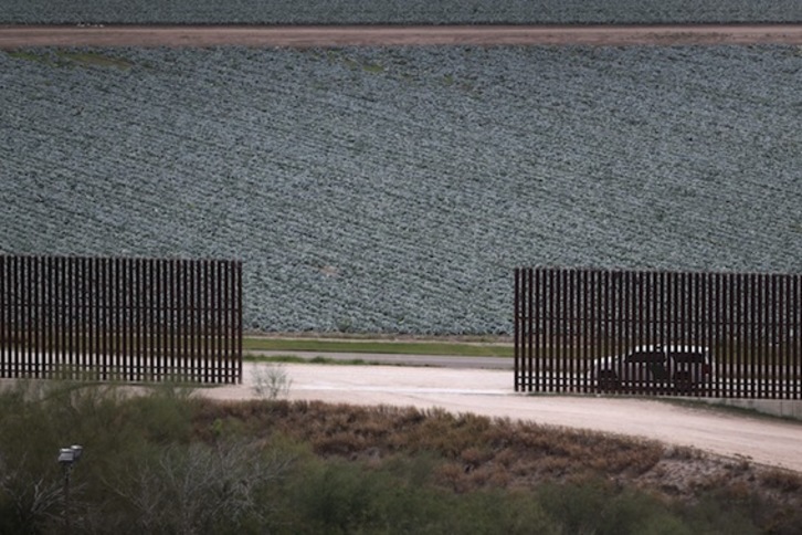 Una patrulla policial de EEUU vigila en la frontera con México. (John MOORE/AFP)