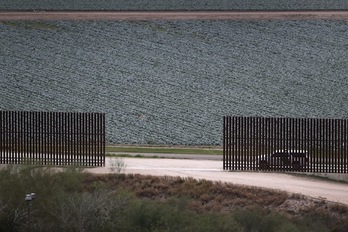 Una patrulla policial de EEUU vigila en la frontera con México. (John MOORE/AFP)