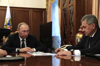 El presidente ruso, Vladimir Putin, y el ministro de Defensa, Sergei Shoigu. (Michael KLIMENTYEV/AFP)