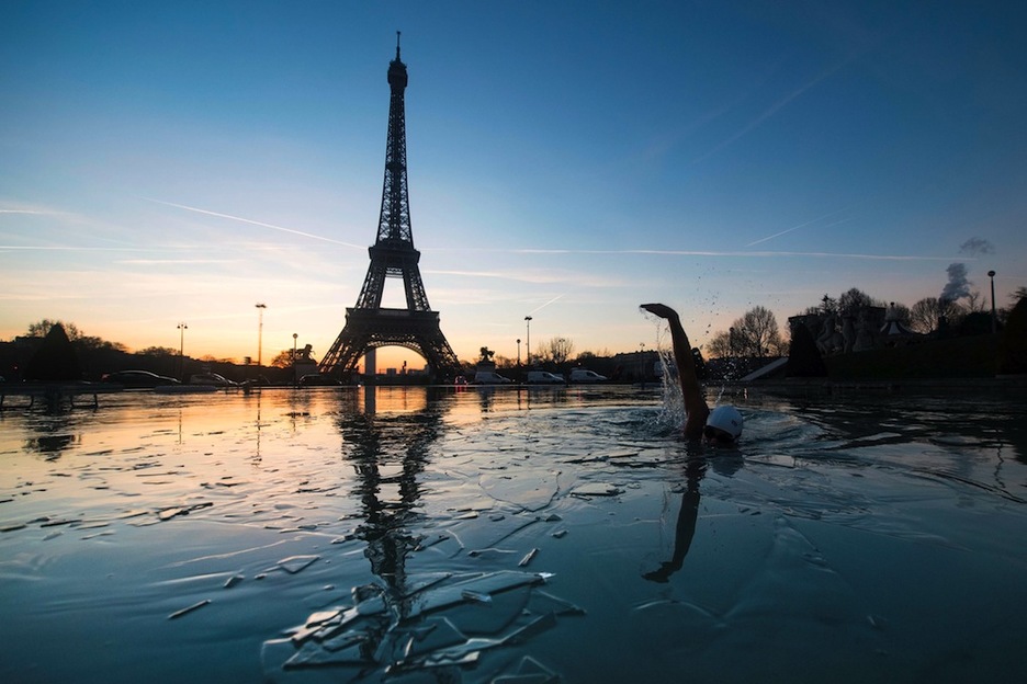 Igerilari bat Parisko Trocaderoko iturrian, Eiffel dorrea atzean duela. (Olivier MORIN/AFP) 