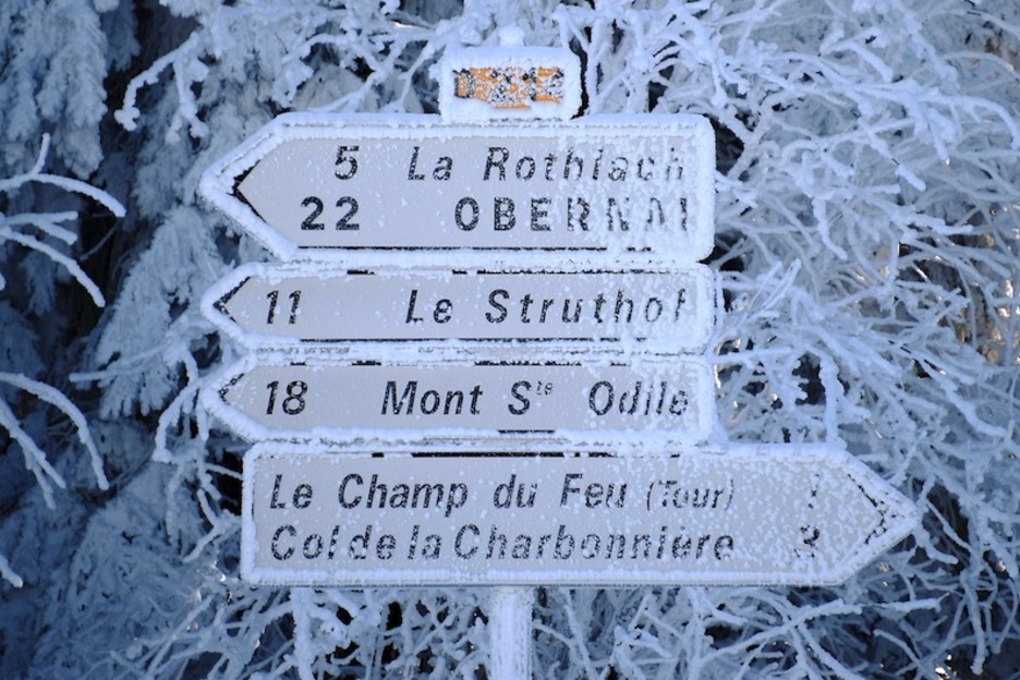 Errepide seinaleak, elurrez estalita Belmonten. (Frederick FLORIN/AFP)