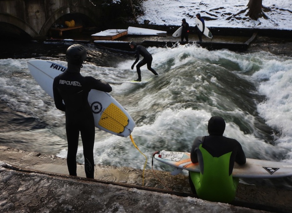 Surflariak Municheko Eisbach kanalean. (Mark RALSTON/AFP)