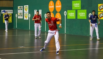 Urrutikoetxeak eta Imazek azken postuan jarraitzen dute. (Juanan RUIZ/ARGAZKI PRESS)