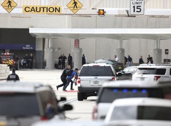 Policías en el exterior del aeropuerto de Fort-Lauderdale de Florida. (Joe RAEDLE/AFP) 
