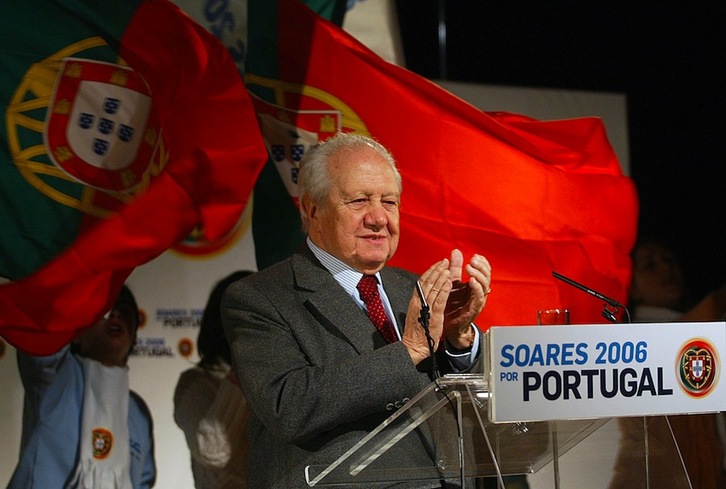 Mario Soares durante la campaña de las presidenciales de 2006. (Francisco LEONG/AFP)