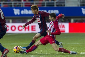 Eibar eta Atleticoren arteko partidaren une bat. (ARGAZKI PRESS)