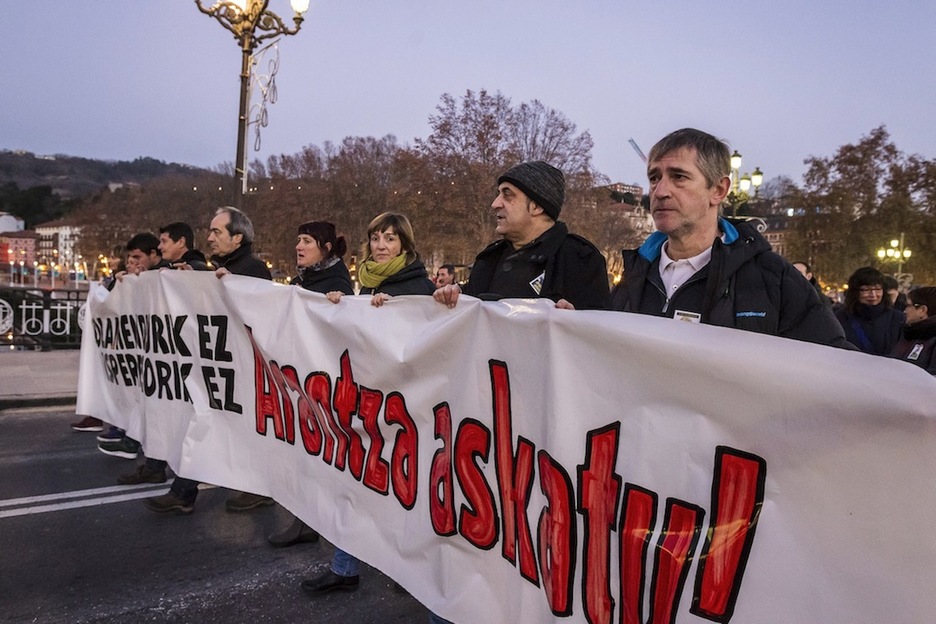 Isolamenduarekin eta dispertsioarekin bukatzeko aldarrikatu dute. (Aritz LOIOLA/ARGAZKI PRESS) Isolamenduarekin eta dispertsioarekin bukatzeko aldarrikatu dute. (Aritz LOIOLA/ARGAZKI PRESS)