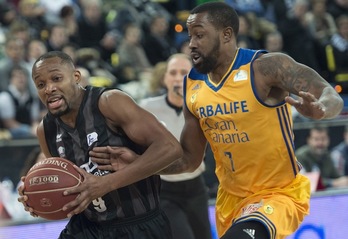 Jonathan Tabu con el balón. (Monika DEL VALLE/ARGAZKI PRESS)