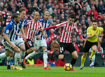 Susaeta trata de zafarse de la presión del Alavés. (Monika DEL VALLE / ARGAZKI PRESS)