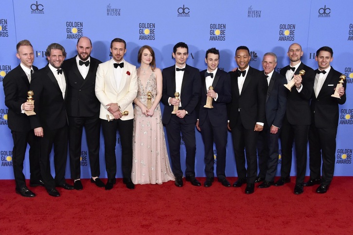 El reparto de ‘La La Land’, triunfador de los Globos de Oro. (Alberto E. RODRIGUEZ / AFP)
