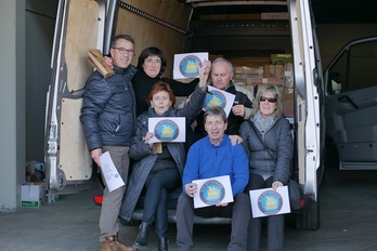 Kepa Alvarez y los voluntarios de S0S Refugiados, con la furgoneta que han comprado. (Gotzon ARANBURU) 