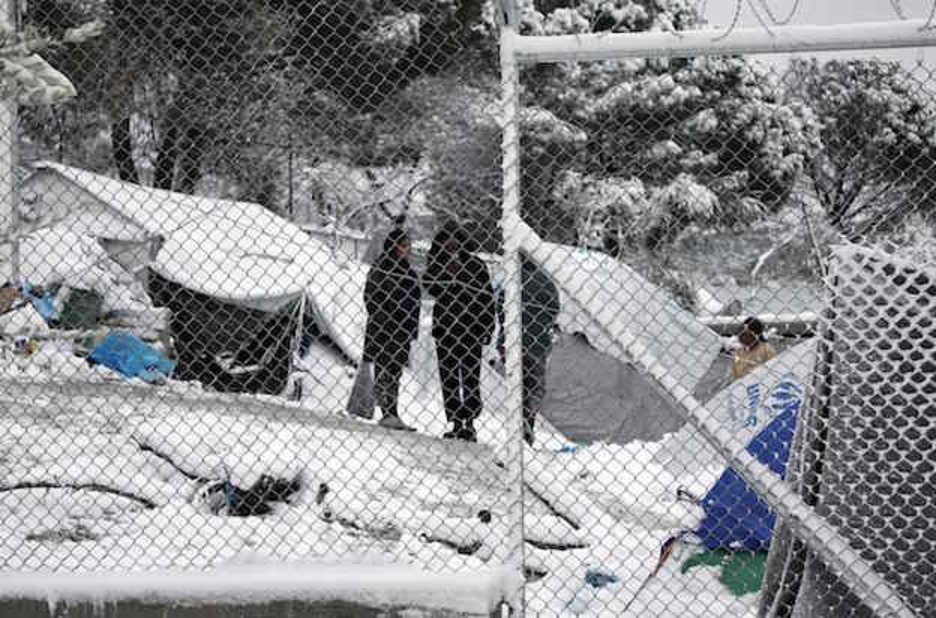 Tras la valla en Lesbos, Grecia. (AFP PHOTO / STR)