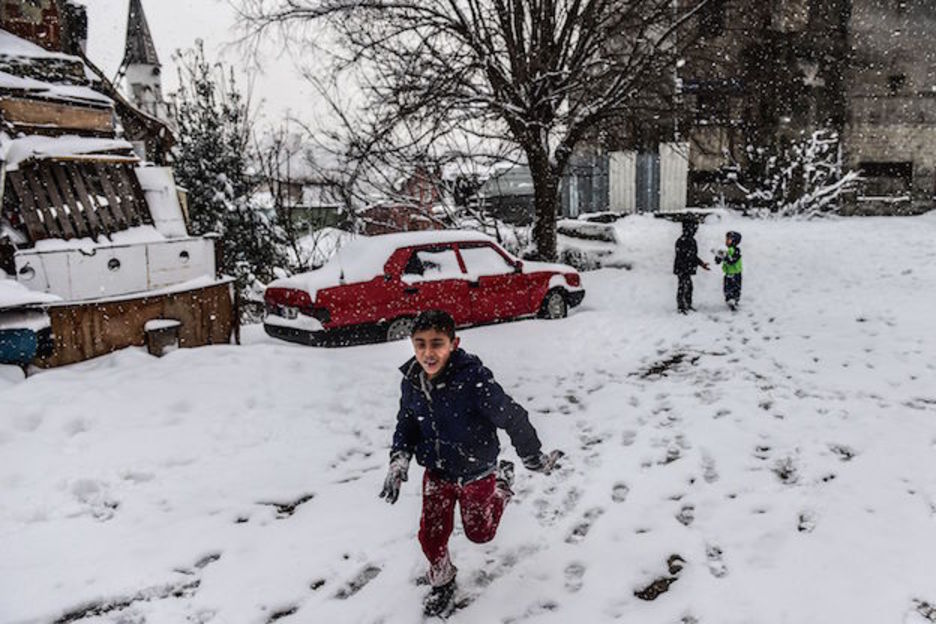 Un niño juega en la nieve cerca de Estambul. (YASIN AKGUL / AFP) 