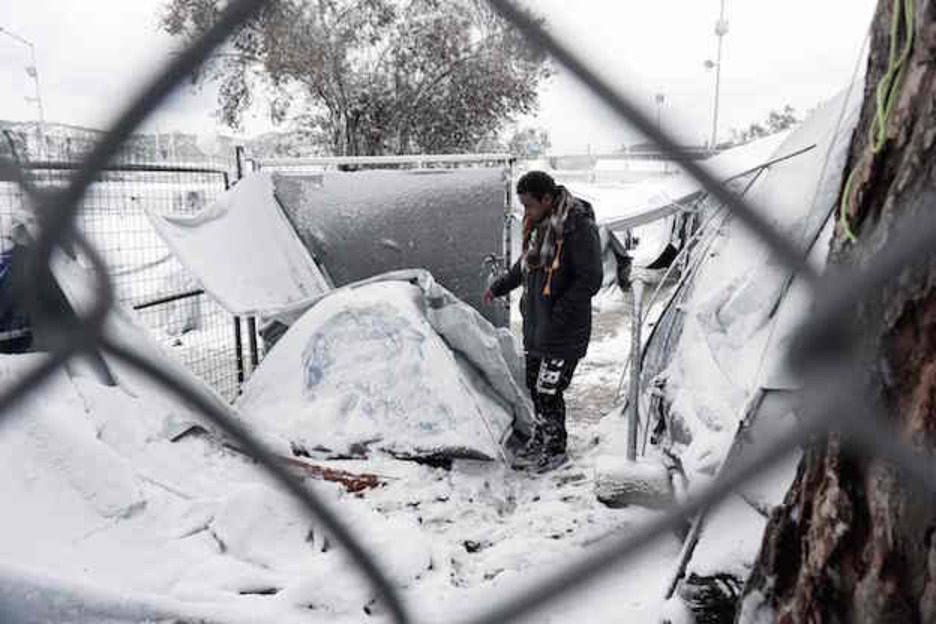 Un hombre ante su pequeña tienda en Lesbos. (AFP PHOTO / STR)