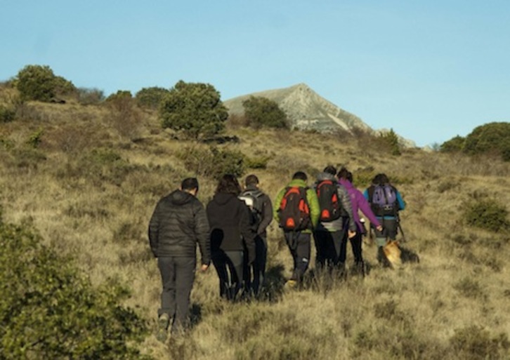 Subiendo hacia la cumbre del Mortxe, con el Txurregi de fondo. (Fotografías: Mintxo BIDAURRE y Luis URZAINKI)