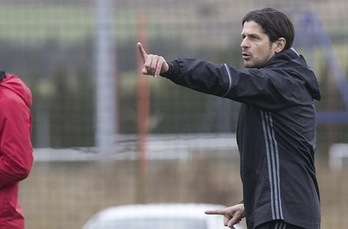 Vasiljevic, dirigiendo el entrenamiento en Tajonar. (OSASUNA)