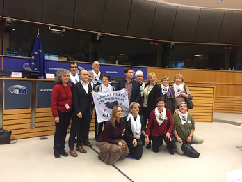 La delegación de Etxerat, con algunos eurodiputados en Bruselas. (Iraia OIARZABAL)