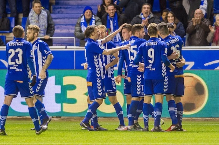 Los jugadores del Alavés celebran el gol de Edgar Méndez. (Juanan RUIZ/ARGAZKI PRESS)