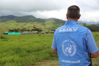 Un miembro del Mecanismo tripartito de Monitoreo y Verificación (MM&V) desplegado en Colombia. (Sebastián HERRERA/AFP)