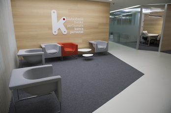 Interior de una sucursal de Kutxabank. (Juan Carlos RUIZ / ARGAZKI PRESS)