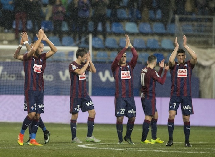 Los jugadores celebran la clasificación para los cuartos de final de la Copa. (Monika DEL VALLE/ARGAZKI PRESS)