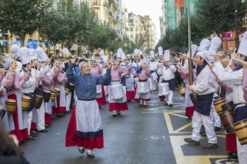 La tamborrada de Xexene, el año pasado por las calles del Antiguo. (Gorka RUBIO / ARGAZKI PRESS)