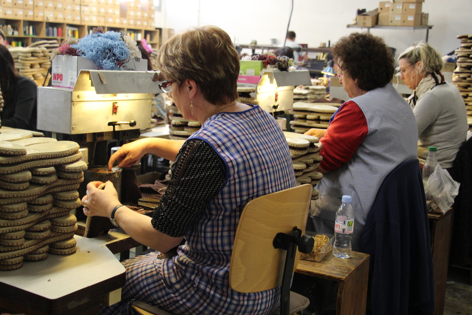 Avant dernière étape, la pose de bout s'effectue aussi à la machine. @Caroline MALCZUK
