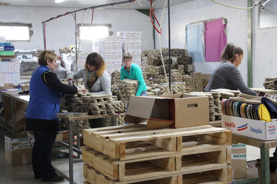 Une fois finies, les espadrilles sont prêtes à être expédiées vers les centrales de la grande distribution. @Caroline MALCZUK