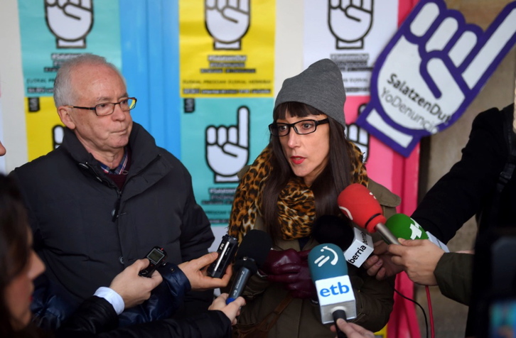 Joseba Azkarraga eta Bego Atxa, adierazpenak egiten. (ARGAZKI PRESS)