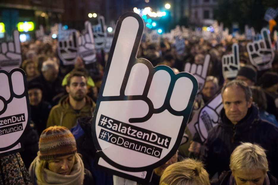 Giza eskubideen urraketen hatz salatzailea altxatu dute milaka lagunek. (Luis JAUREGIALTZO/ARGAZKI PRESS) Giza eskubideen urraketen hatz salatzailea altxatu dute milaka lagunek. (Luis JAUREGIALTZO/ARGAZKI PRESS)