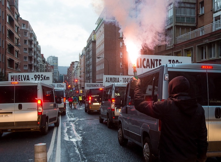 Mirentxin furgonetak joan dira aurrean. (Luis JAUREGIALTZO/ARGAZKI PRESS) Mirentxin furgonetak joan dira aurrean. (Luis JAUREGIALTZO/ARGAZKI PRESS)